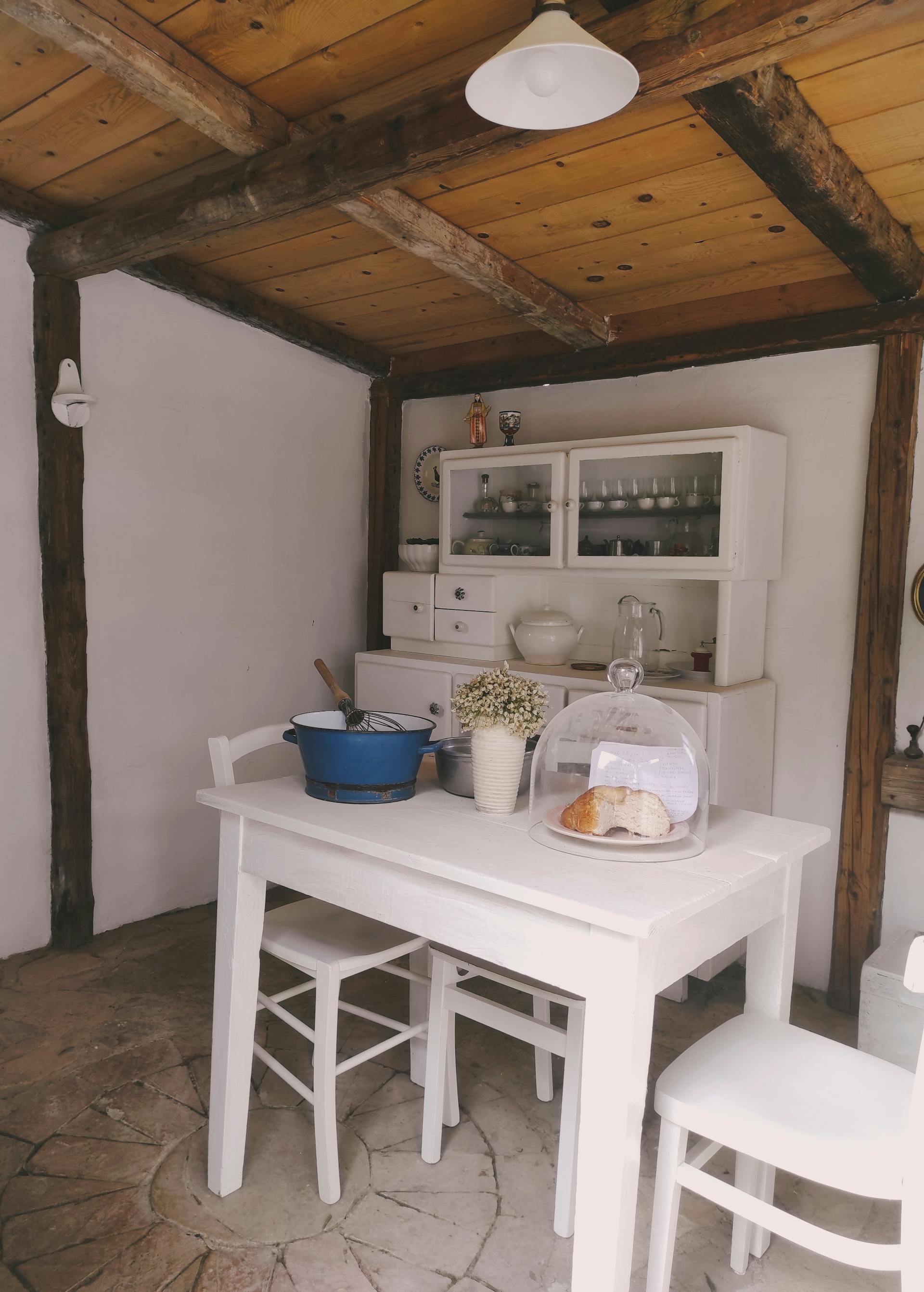 Wooden beams and breakfast room detail