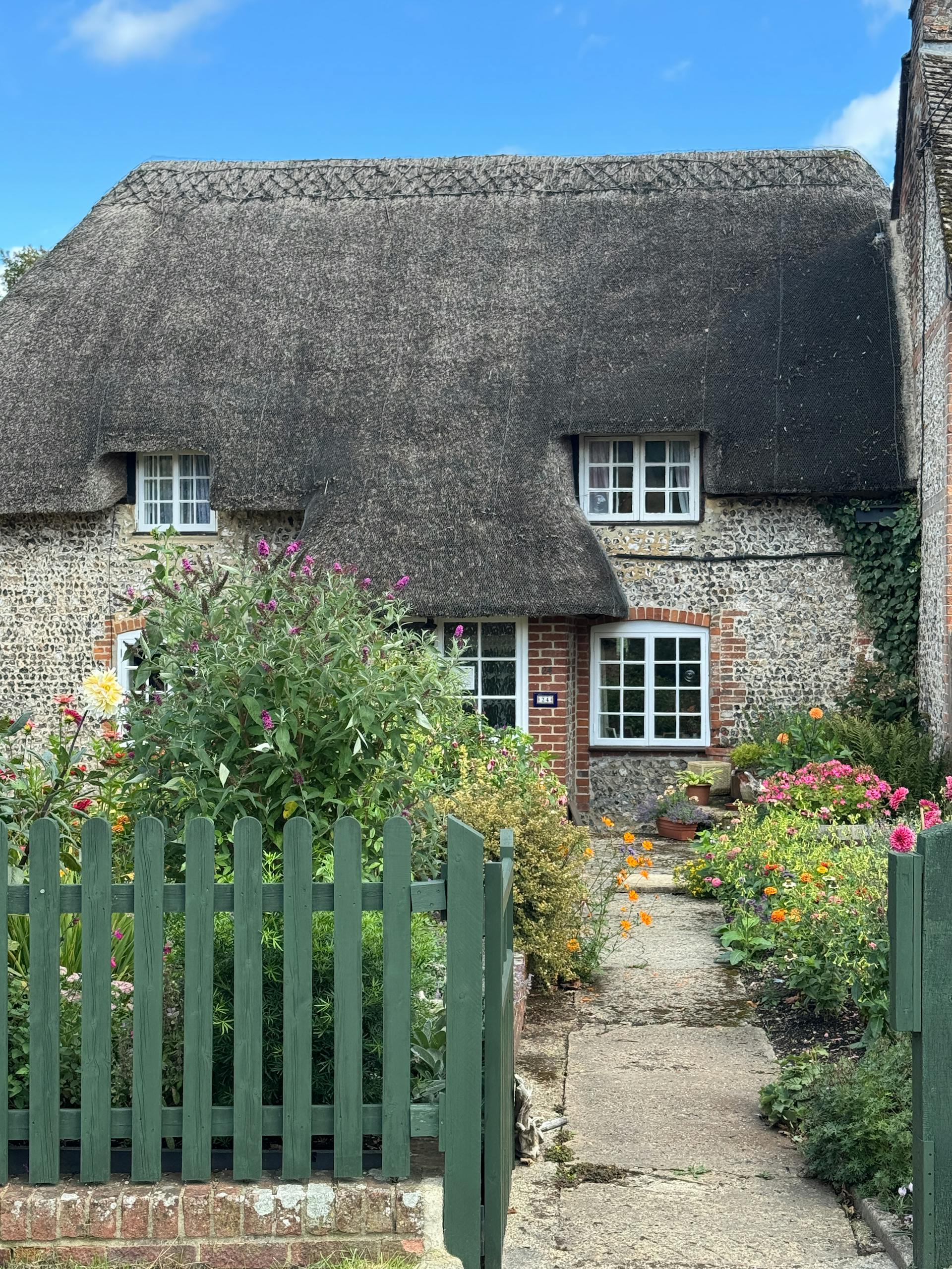 Thatched barn with garden — Kingfisher Barn exterior
